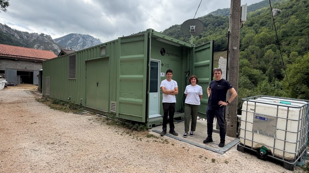 Equipo de Agrolinera junto a la estación de recogida en Picos de Europa