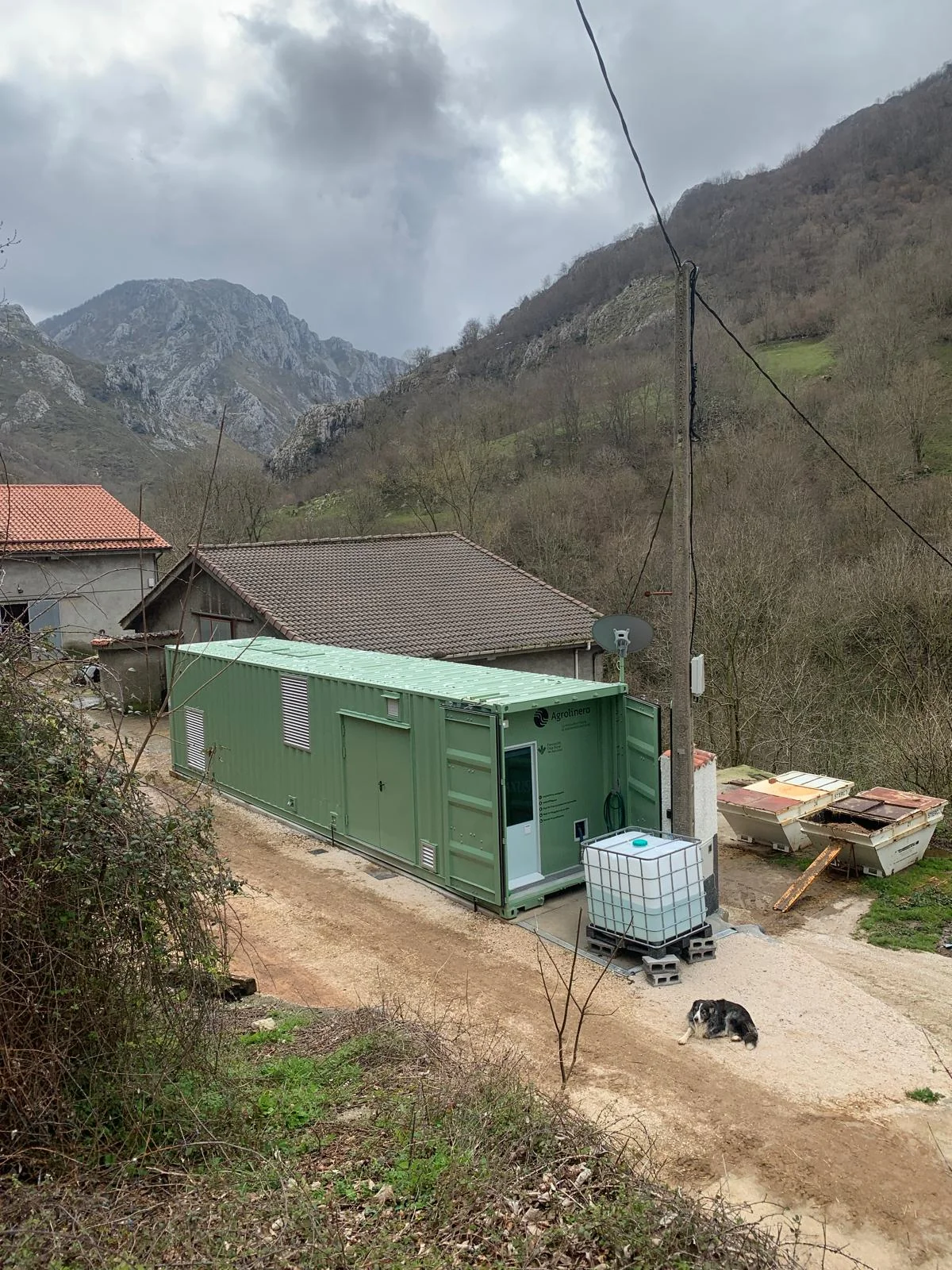Contenedor Agrolinera instalado en Tielve (Cabrales, Asturias), con los Picos de Europa al fondo